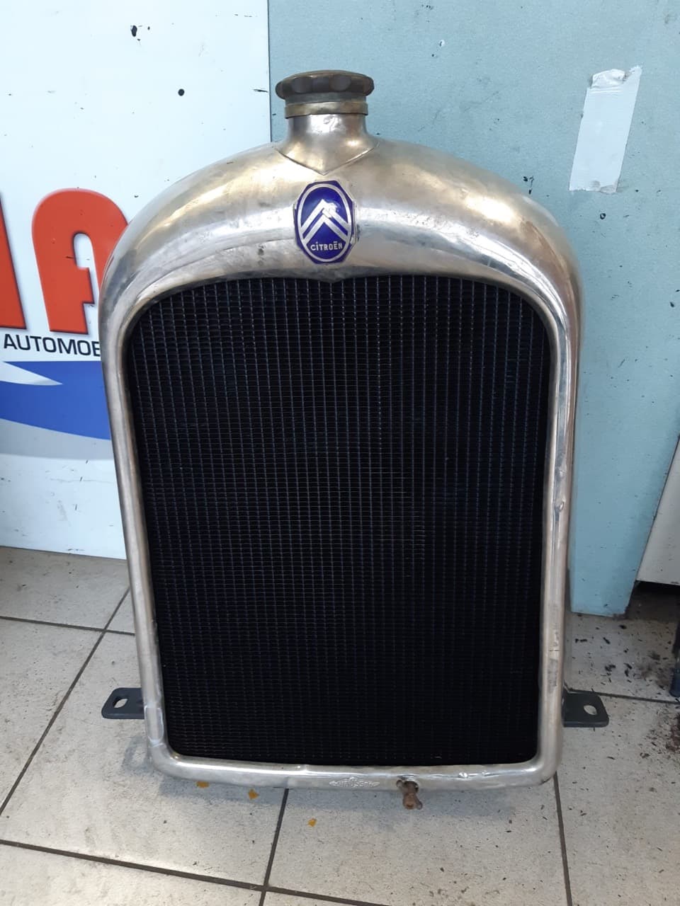 radiateur de voiture ancienne Citroën B14 face avant, après réparation par Rennes Radiateurs