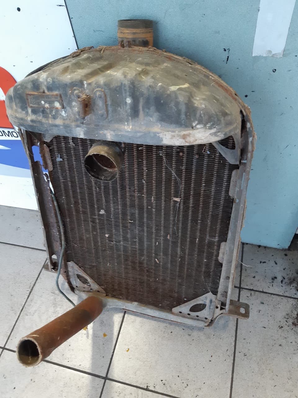 radiateur de voiture ancienne Citroën B14 face arrière, avant réparation par Rennes Radiateurs