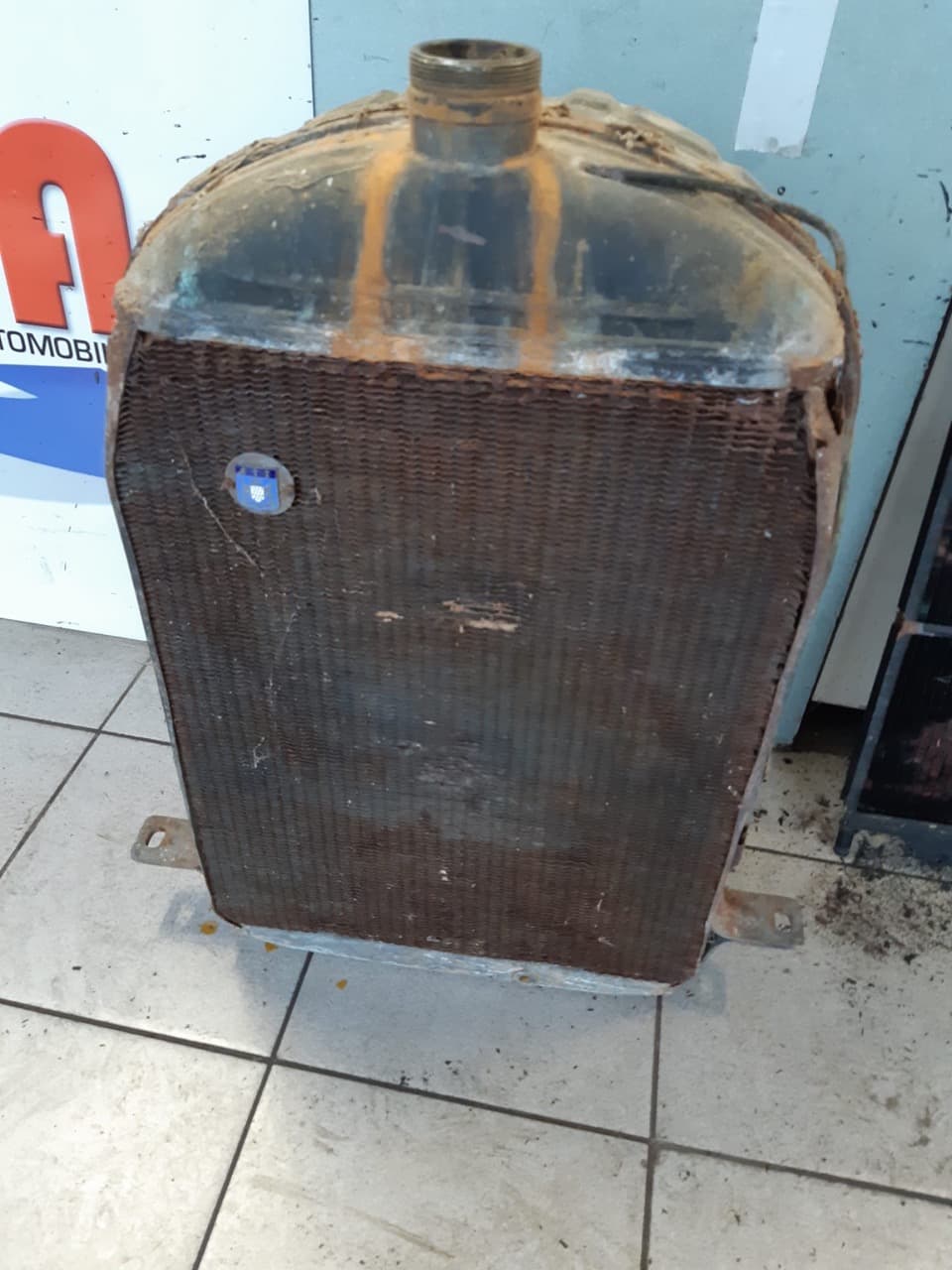 radiateur de voiture ancienne Citroën B14 face avant, avant réparation par Rennes Radiateurs