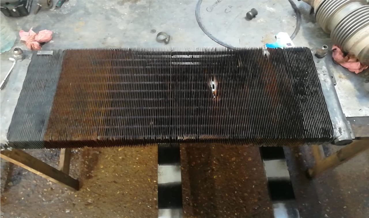 radiateur hydraulique pour machine industrielle avant réparation par Rennes Radiateurs