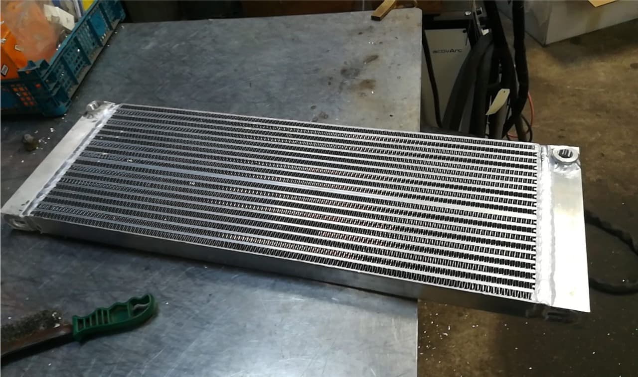 radiateur hydraulique pour machine industrielle après réparation par Rennes Radiateurs