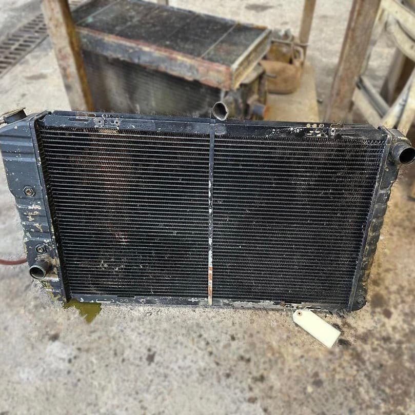 radiateur de voiture ancienne Ford Gran Torino Coupe avant réparation par Rennes Radiateurs
