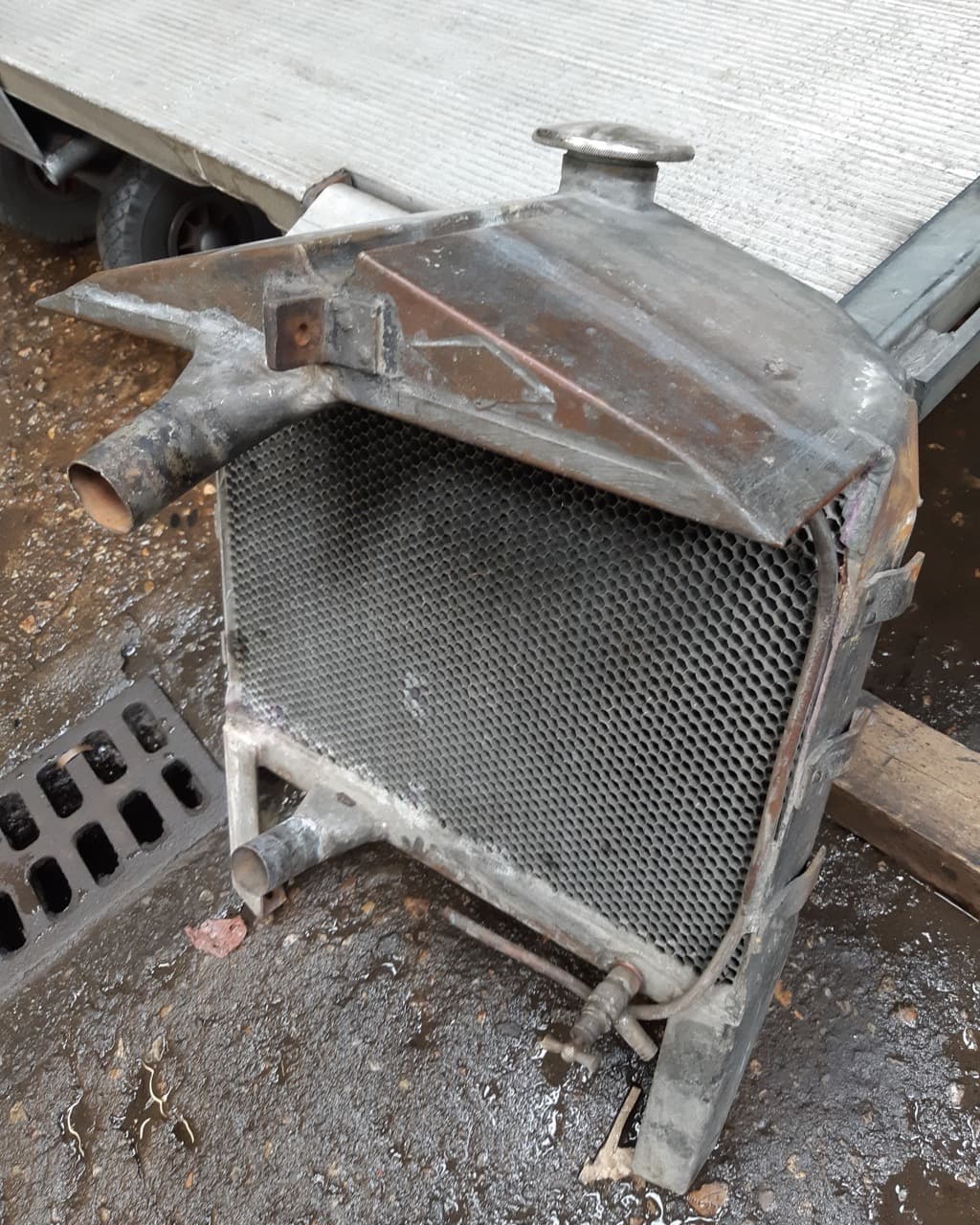 radiateur de voiture ancienne Georges Irat de 1937 avant réparation par Rennes Radiateurs