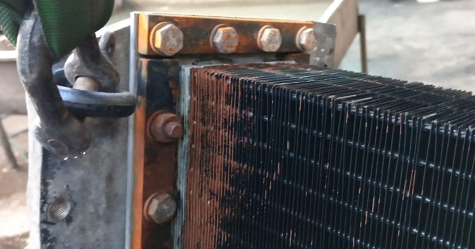 radiateur de tombereau Caterpillar avant réparation par Rennes Radiateurs